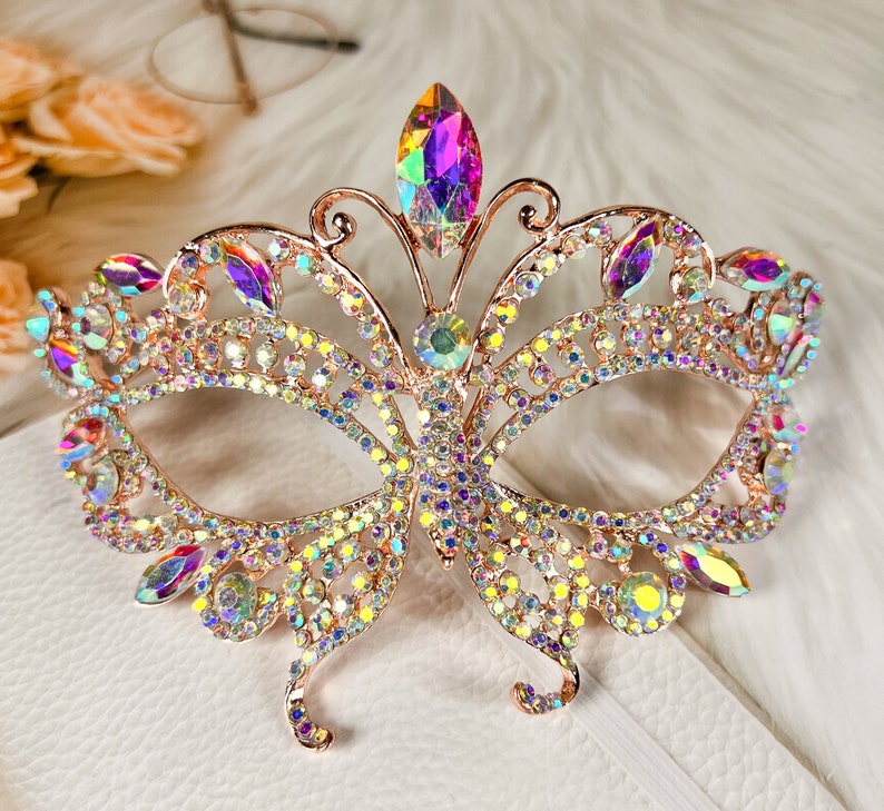 Pu&ograve; includere: Una maschera da ballo dorata a forma di farfalla con strass iridescenti. La maschera ha un design delicato ed &egrave; perfetta per una festa in costume o un'occasione speciale.