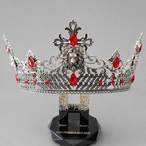 男性用シルバーライオンキングクラウン、赤いクリスタル付きヴィンテージゴシッククラウン、ルネッサンスフェアコスチュームクラウン、中世の王様コスプレ