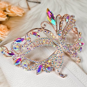 Pu&ograve; includere: Una maschera da ballo dorata a forma di farfalla con strass iridescenti. La maschera &egrave; decorata con dettagli intricati ed &egrave; perfetta per una festa in costume o un'occasione speciale.