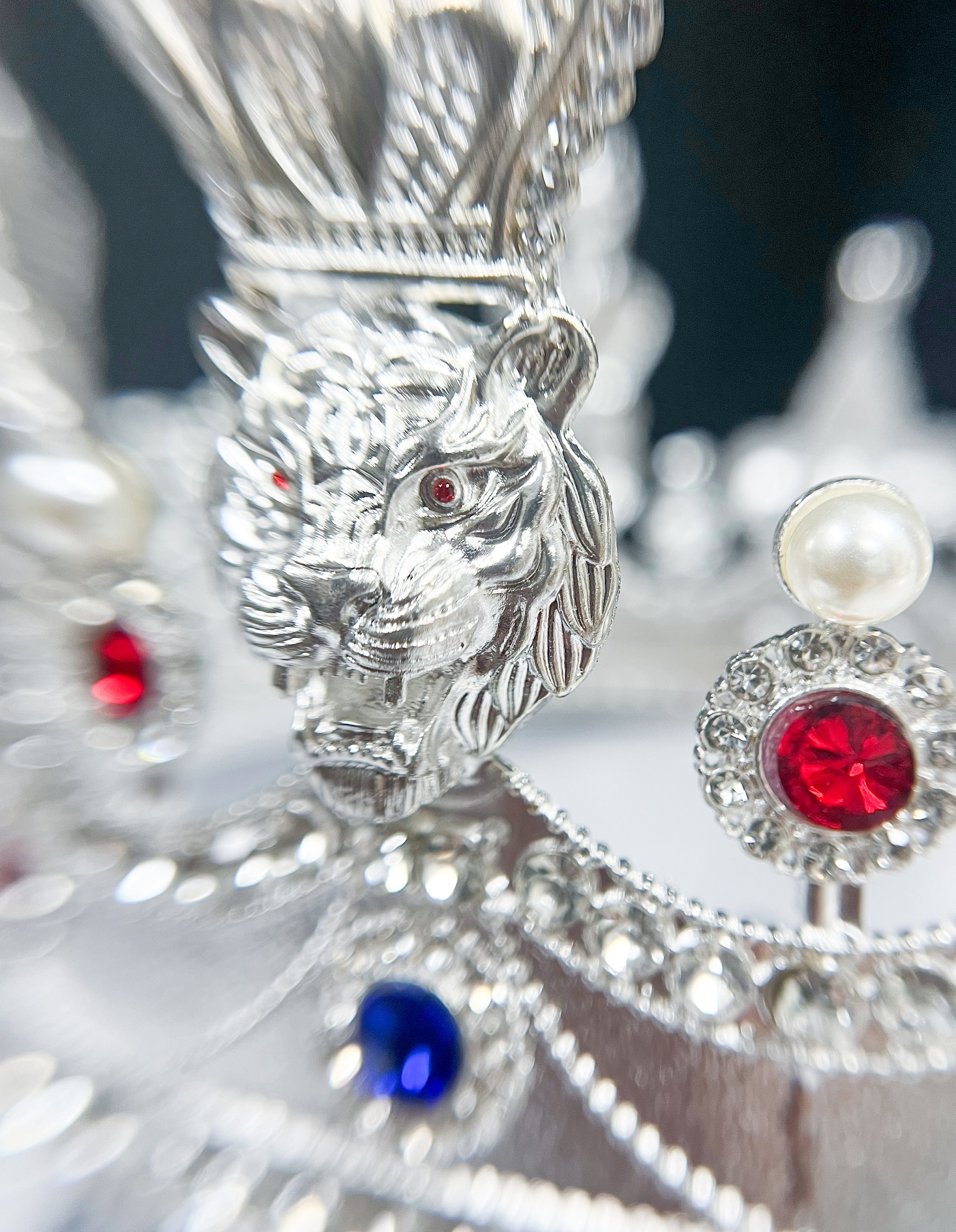 Corona da re di lusso: corona da festa con pietre preziose di cristallo e strass argentati - Italia