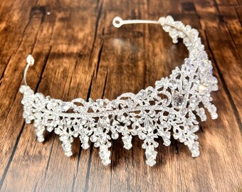 Diadème de mariage en cristal, accessoires capillaires, bijoux en strass, diadème royal de princesse, peigne diadème - Chine Tiara et Tiara couronne prix Diadème de mariage en cristal, accessoires capillaires, bijoux en strass, diadème royal de princesse, peigne diadème - Chine Tiara et Tiara couronne prix