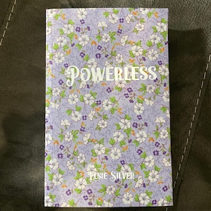 Powerless by Elsie zilveren handgebonden speciale editie
