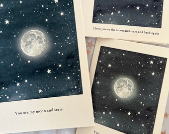 Peut inclure: Deux cartes avec un fond de ciel nocturne bleu foncé avec une lune blanche et des étoiles blanches. Le texte sur les cartes est "You are my moon and stars" et "I love you to the moon and stars and back again".