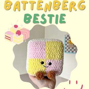 Pode incluir: Um brinquedo de pelúcia em forma de bolo Battenberg de crochê, com seções rosa, amarelas e brancas. O brinquedo tem um rosto sorridente e pés de pompom marrons. O fundo é amarelo claro com as palavras "BATTENBERG BESTIE".