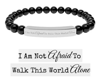 Graverat armband "Jag är inte rädd för att vandra ensam i denna värld", armband med naturstenspärlor, 7 färger, 2 ytbehandlingar, inspirerande, MCR