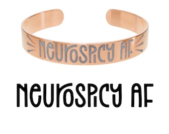 NeuroSpicy AF-manschettarmband, graverat rostfritt stål, Neurodiversity Pride