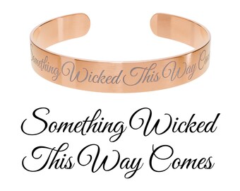 Manschettarmband Något ont kommer hittills, Graverat armband i guld eller roséguld, Smycken med litterära citat, Manschett i rostfritt stål, Gåva