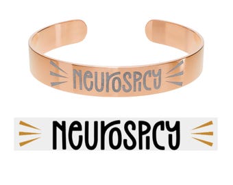 Manschettarmband NeuroSpicy, Graverat armband i guld eller roséguld, Neurodivergenta smycken, ND Pride, Manschett i rostfritt stål, Gåva