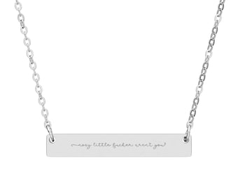 Halsband med hemligt meddelande, "Nyfik liten jävel, eller hur?" Litet graverat halsband, 5 utföranden tillgängliga, Sarkastisk present