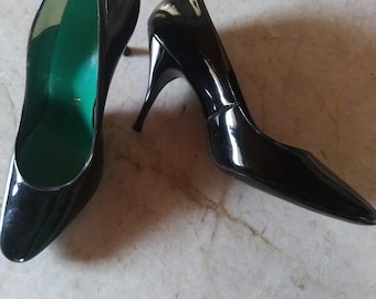 Classic T-Screw Pointed Patent Leather Pumps