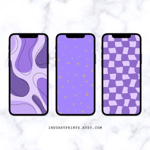Puede incluir: Tres fondos de pantalla para teléfono con diferentes diseños abstractos. El primer fondo de pantalla es morado con un patrón ondulado y orgánico. El segundo fondo de pantalla es morado con un patrón de pequeños puntos dorados. El tercer fondo de pantalla es morado y blanco con un patrón a cuadros.
