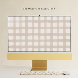以下が含まれることがあります： 白地にベージュと白のギンガムチェック柄の背景を持つ、金色のデスクトップコンピューター。コンピューターは、白いキーボードと白いマウスのある白い机の上に置かれています。