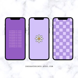 Op de afbeelding: Drie telefoonachtergronden in een paars kleurenschema. De eerste achtergrond heeft de tekst "good things are coming" die meerdere keren wordt herhaald. De tweede achtergrond heeft een witte madeliefje op een effen paarse achtergrond. De derde achtergrond heeft een geruit patroon met afwisselend paarse en witte vierkanten.