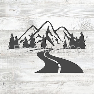 Puede incluir: Silueta en blanco y negro de un camino sinuoso que conduce a una cordillera con pinos a ambos lados.