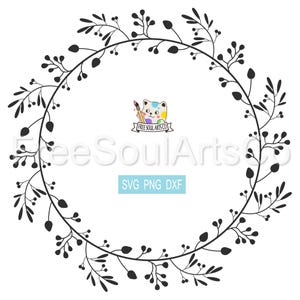 Może przedstawiać: Czarno-biała sylwetka wieńca wykonanego z gałęzi z liśćmi i jagodami. Wieniec jest okrągły i ma prosty, elegancki wzór. Tekst "Free Soul Arts Co." znajduje się w środku wieńca.