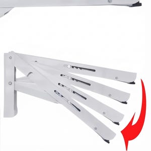 Op de afbeelding: Een witte metalen inklapbare plankdrager met een scharnierend ontwerp voor verstelbare positionering. De beugel bevat een steunarm met een vergrendelingsmechanisme en een rode pijlgrafiek die de neerwaartse inklapbeweging van de unit aangeeft.