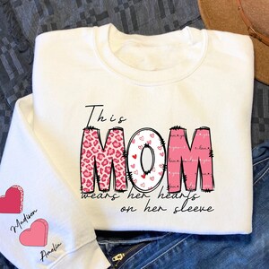 Sudadera con capucha de mamá personalizada con nombres de niños en la manga, sudadera de mamá personalizada, regalo del día de las madres, regalo de cumpleaños para mamá, regalo de nueva mamá, suéter de mamá