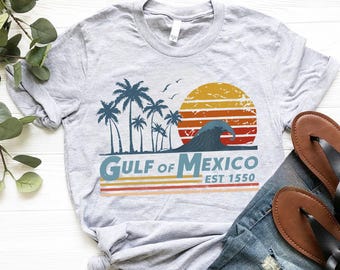 Retro zonsondergang Golf van Mexico sinds 1550 Golf van Mexico Protest Political Anti Maga Mexico Beach grafisch T-shirt voor dames