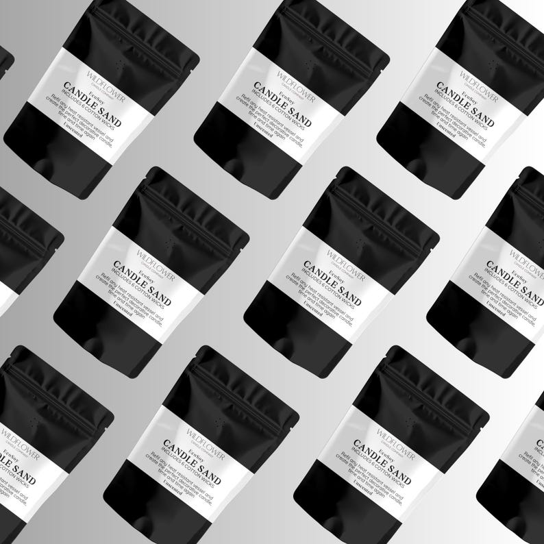 Puede incluir: Varias bolsas negras con etiquetas blancas que dicen "Wildflower Candle Sand Includes & Cotton Wick" est&aacute;n dispuestas en un patr&oacute;n escalonado sobre un fondo blanco.