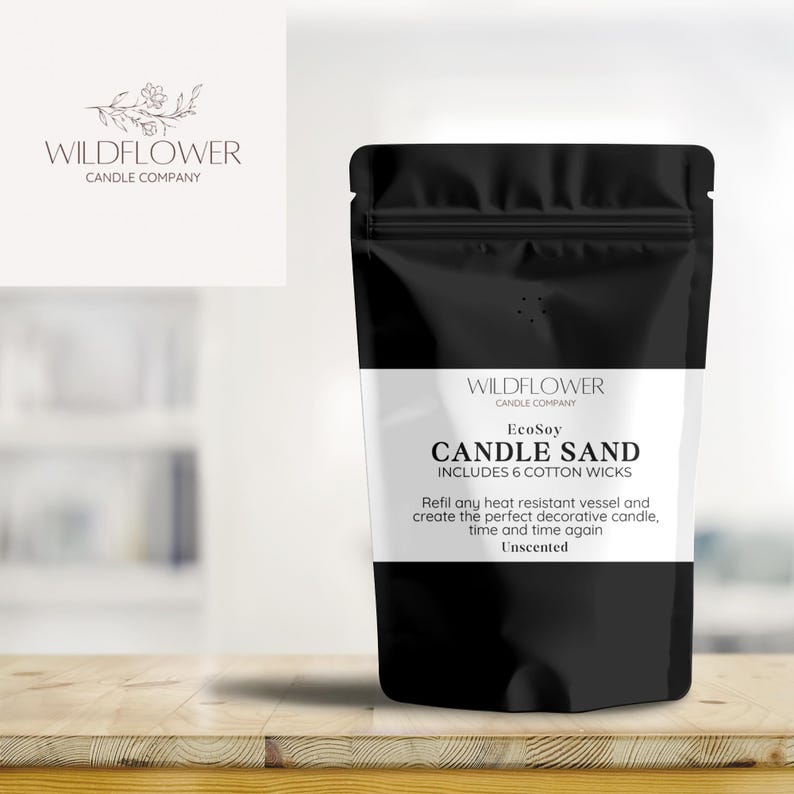 Puede incluir: Una bolsa negra resellable con una etiqueta blanca que dice "WILDFLOWER CANDLE COMPANY EcoSoy CANDLE SAND INCLUDES 6 COTTON WICKS Refil any heat resistant vessel and create the perfect decorative candle, time and time again Unscented".
