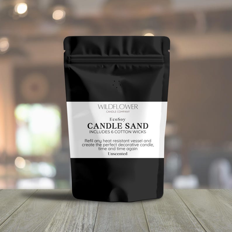 Puede incluir: Bolsa negra resellable con una etiqueta blanca que dice "WILDFLOWER CANDLE COMPANY EcoSoy CANDLE SAND INCLUDES 6 COTTON WICKS Refil any heat resistant vessel and create the perfect decorative candle, time and time again Unscented"