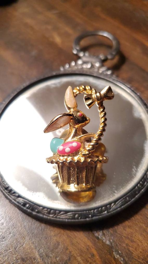 Vintage Easter pin.. Gold-tone Bunny with Basket a