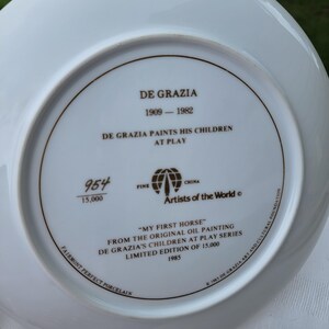 K&ouml;nnte beinhalten: Ein wei&szlig;er Porzellanteller mit braunem Rand und Text. Der Teller zeigt den Text "DE GRAZIA" und "MY FIRST HORSE" aus dem Original-&Ouml;lgem&auml;lde. Es ist eine limitierte Auflage von 15.000 St&uuml;ck aus dem Jahr 1985.