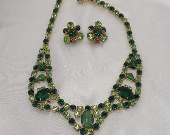 Collana e orecchini a clip vintage "Emerald Beauty" in oro laminato e vetro verde sfaccettato, bigiotteria degli anni '60-'80 di BeauJewels.
