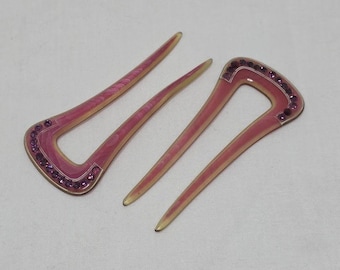 Set mit 2 Haarnadeln aus altrosa Zelluloid mit dunkelroten Strasssteinen