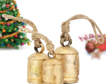 Op de afbeelding: Drie gouden bellen met een robuust touwhandvat. De bellen zijn van verschillende grootte en zijn in een rij gerangschikt.