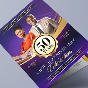 Könnte beinhalten: Ein lila-goldener Kirchenjubiläumsflyer mit dem Text "50 Jahre" in einem goldenen Emblem. Der Flyer enthält den Text "Kirchenjubiläumsfeiern" und "Zu Ehren von Pastor Marcus Jones". Zwei Personen sind abgebildet.