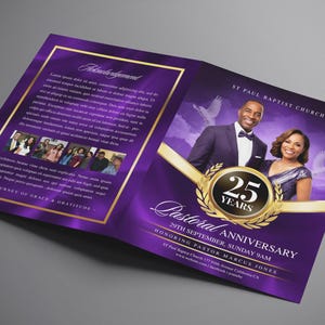 Könnte beinhalten: Eine lila-goldene Broschüre für ein Kirchenjubiläum. Das Cover zeigt ein Paar, den Text "25 Jahre" und die Worte "Pastoral Anniversary". Die Innenseite hat Text und ein Foto einer Gruppe von Personen.
