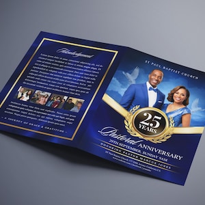 Op de afbeelding: Een blauw en goud Pastoral Anniversary-programma. De omslag toont een stel, de tekst "25 jaar" en de woorden "Pastoral Anniversary". Het programma bevat de tekst "St Paul Baptist Church" en "Honoring Pastor Marcus Jones".