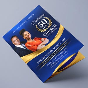 Könnte beinhalten: Blau-goldener Flyer zum 50-jährigen Jubiläum der St. Paul Baptist Church. Er zeigt ein Foto eines Mannes und einer Frau mit Text, der Datum, Uhrzeit und Ort der Veranstaltung enthält. Der Flyer hat ein Gold- und Blau-Design.
