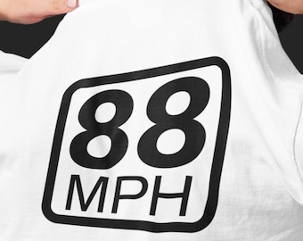 88 MPH Komfort Farben Tasche T-Shirt Retro Zeitreise Shirt Vintage 80er Jahre Film inspiriert Geschenk für zukünftige Filmliebhaber Grafik-T-Shirt