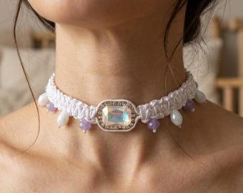 Weiß-lavendelfarbenes Soutache-Choker mit irisierendem Kristall, elegante handgefertigte Halskette, Brautschmuck, Geschenk für Frauen