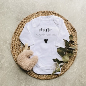 Babybody personalisiert / mini Nachname / Babybody Bügelbild / Baby Body Mädchen Junge / Geburt / Geschenk Bild 1