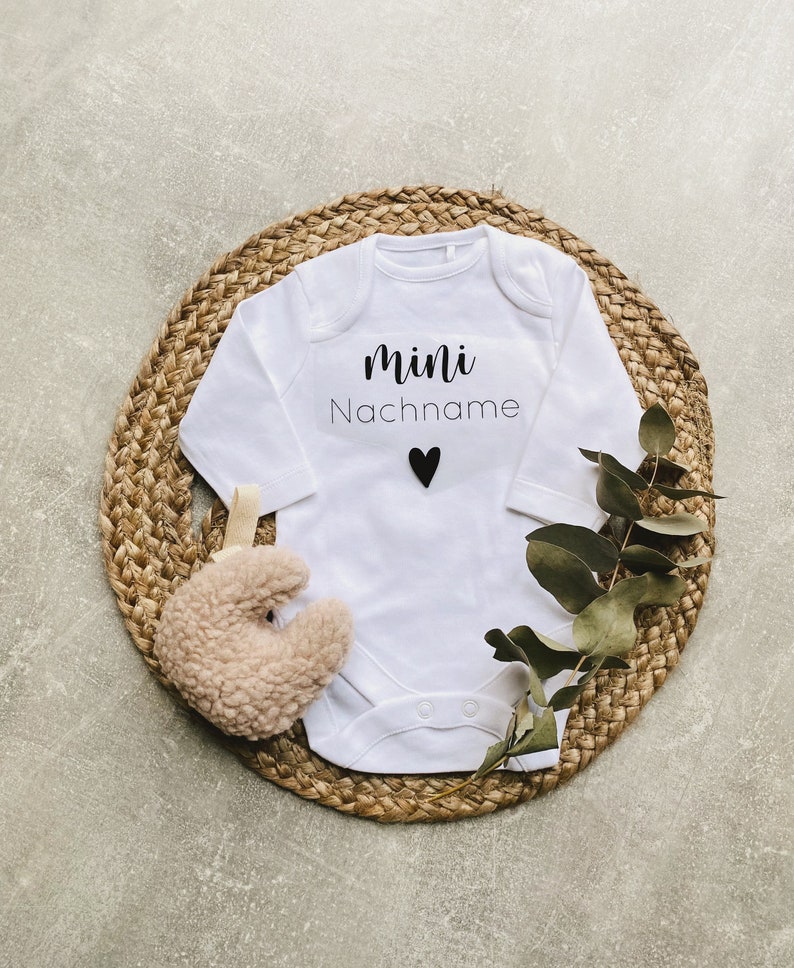 Babybody personalisiert / mini Nachname / Babybody Bügelbild / Baby Body Mädchen Junge / Geburt / Geschenk Bild 1