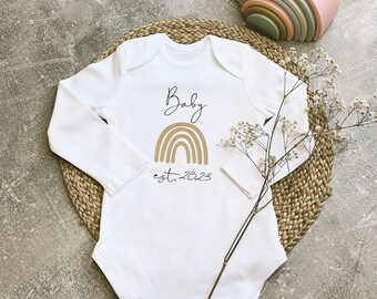 Babybody personalisiert / Schwangerschaftsverkündung / Geschenk / Geburt / Baby / Regenbogen / Babybody Junge Mädchen / Bügelbild