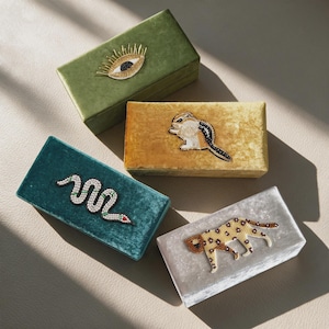 Handpärlbesatt sammetssmyckesask | Broderad prydnadsask i Celestial- och Cottagecore-stil