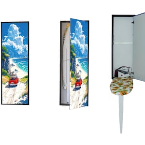 Op de afbeelding: Een wit strijkplank met een bloemenpatroonhoes is neergeklapt en bevestigd aan een kast met een zwart frame. De kastdeur is open en toont een kleurrijk beeld van een rode auto die over een strandweg rijdt. De kastdeur is aan de linkerkant van de afbeelding gesloten en toont dezelfde afbeelding.