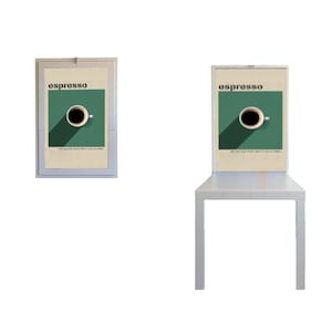 Könnte beinhalten: Zwei gerahmte Drucke mit grünem Hintergrund und einer weißen Kaffeetasse mit schwarzem Kaffee. Der Text auf den Drucken lautet "espresso". Die Drucke hängen an einer weißen Wand. Der Druck links hängt an einer Wand, während der Druck rechts an einem weißen Stuhl hängt.
