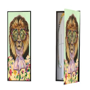 Op de afbeelding: Een schilderij van een leeuw die een jas met bloemenprint en een grote, met juwelen bezette zonnebril draagt. De leeuw heeft een roze strik en staat op een lichtgroene achtergrond.