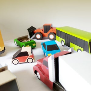 Papierspielzeug für Autos, Motorräder, Busse, LKW und Zubehör. Album zum basteln Bild 3