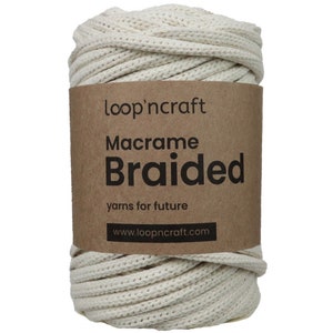Könnte beinhalten: Eine Rolle naturfarbene Baumwoll-Makramee-Schnur, beschriftet mit "loop'ncraft Macrame Braided yarns for future www.loopncraft.com"