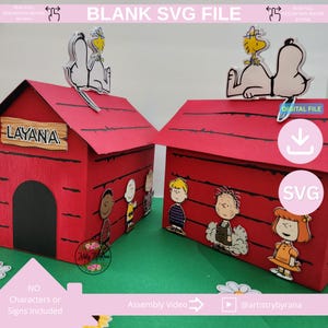 Puede incluir: Dos casetas de perro de papel rojo con líneas de techo negras y una puerta arqueada negra. Una caseta muestra el nombre LAYANA en un letrero de madera. Ambos techos tienen figuras de Snoopy y Woodstock, con personajes de Peanuts en los laterales.