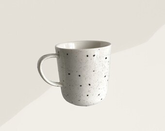 mug / tasse en faïence blanche design moucheté noir fait main