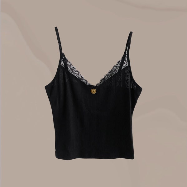 top caraco noir avec dentelle taille M avec médaille coeur en métal doré