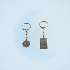 portes clefs oeil et carte avec oeil argentés