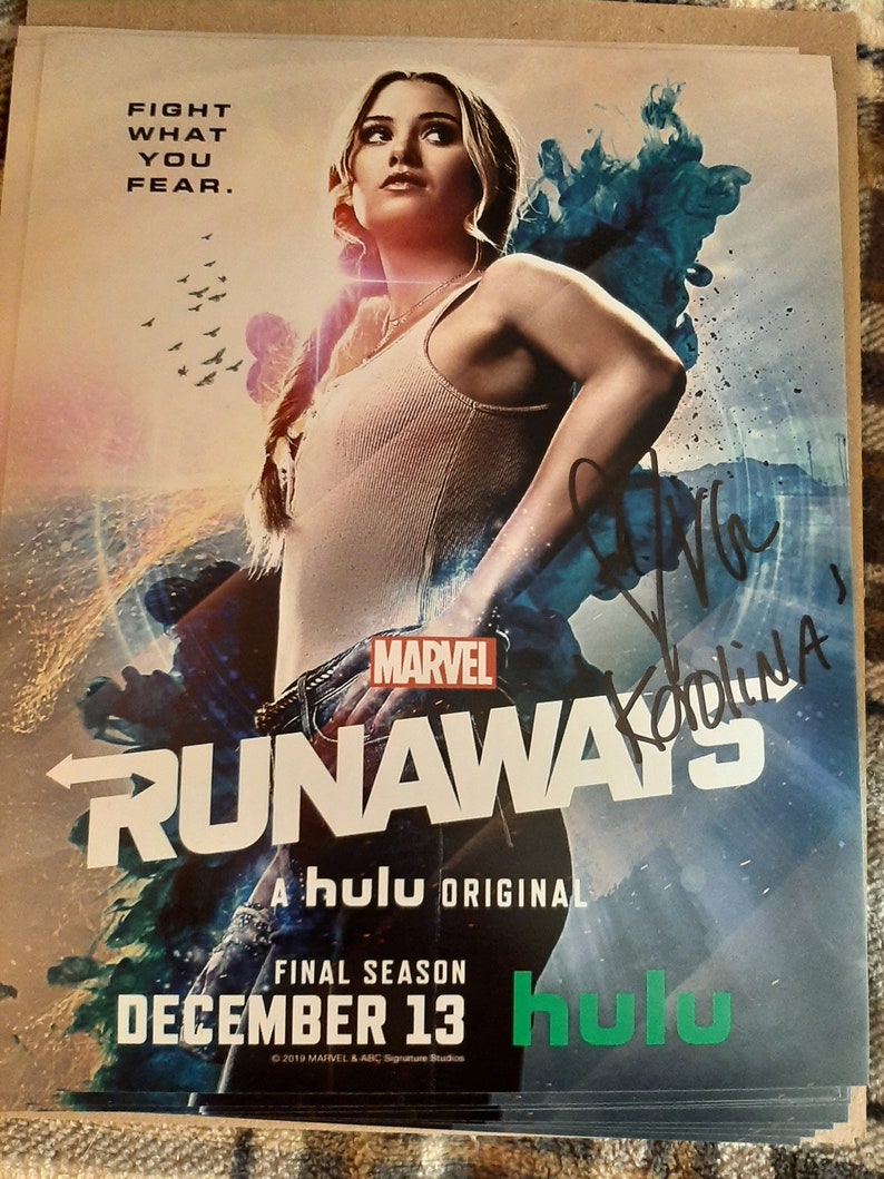 Pu&ograve; includere: Un poster promozionale per la stagione finale della serie Marvel Hulu Runaways. Il poster presenta una donna con i capelli biondi e una canottiera bianca, in piedi davanti a uno sfondo blu e verde. Il testo "FIGHT WHAT YOU FEAR." &egrave; in cima al poster, e il testo "RUNAWAYS" &egrave; in grandi lettere bianche al centro del poster. Il testo "A hulu ORIGINAL" &egrave; sotto il titolo, e il testo "FINAL SEASON DECEMBER 13" &egrave; sotto quello. Il logo Hulu &egrave; nell'angolo in basso a destra del poster.